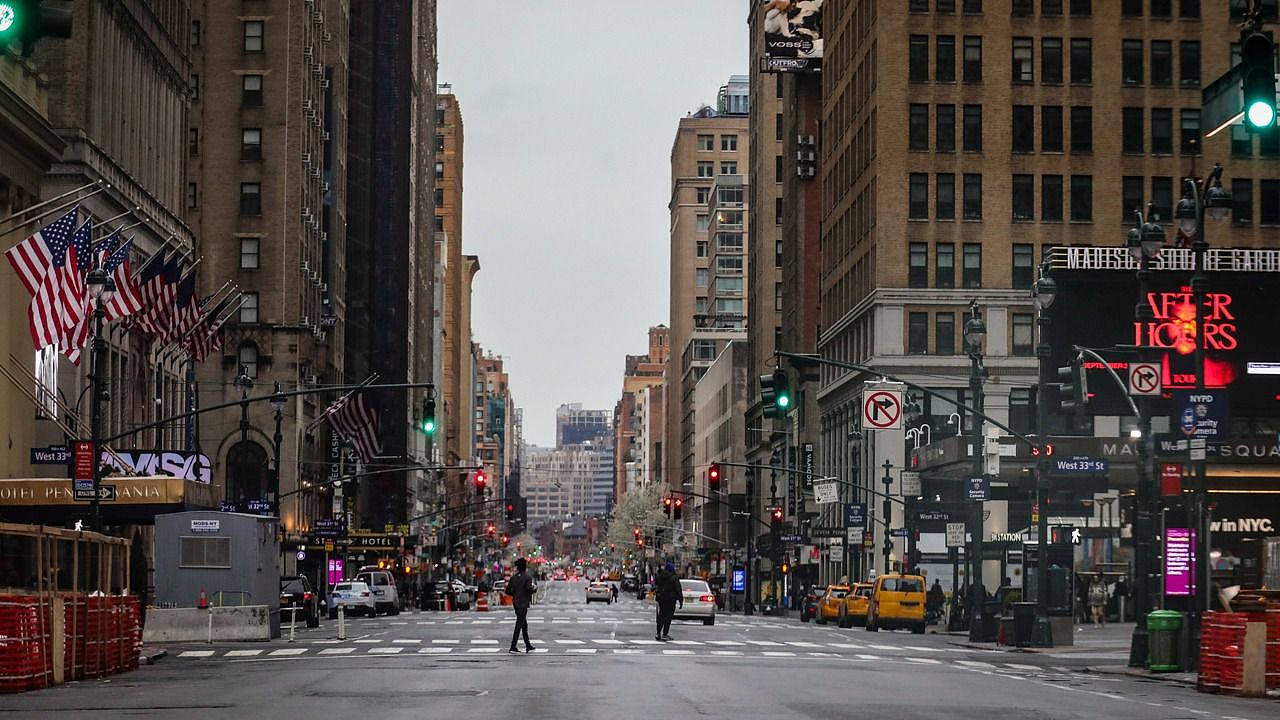 疫情之下，往常繁华的纽约曼哈顿第七大道非常空旷。（AP）