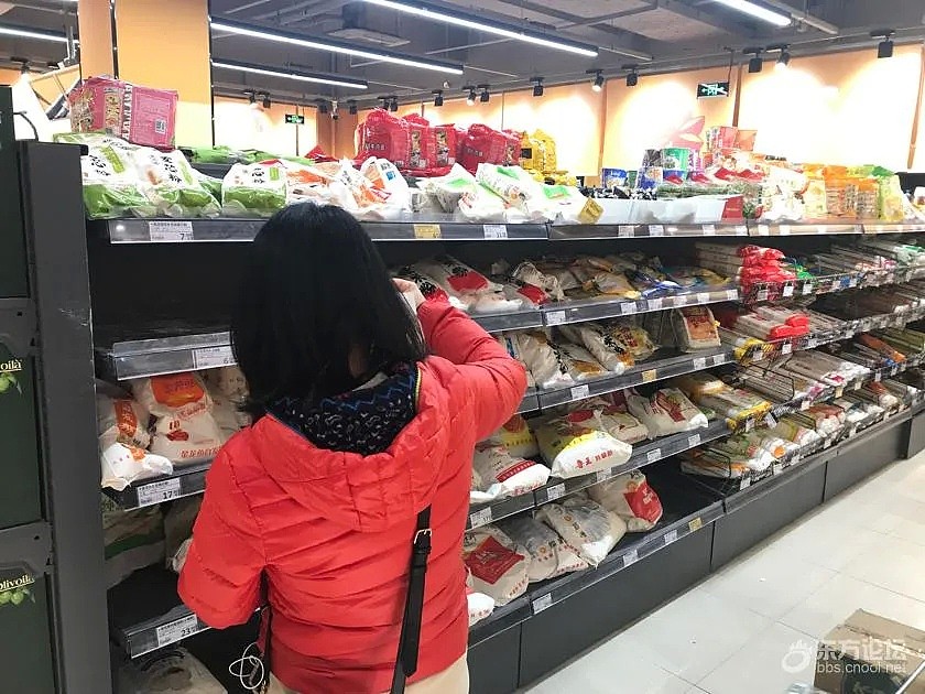 疯了！超市里乱了套，中国人又开始囤大米了？有位妈妈买500斤米，还有超市米架差不多被抢空？（组图） - 13