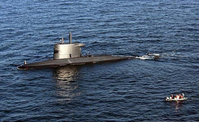图片：水下排水量2800吨的“海豚”号是一种老式的常规动力潜艇。