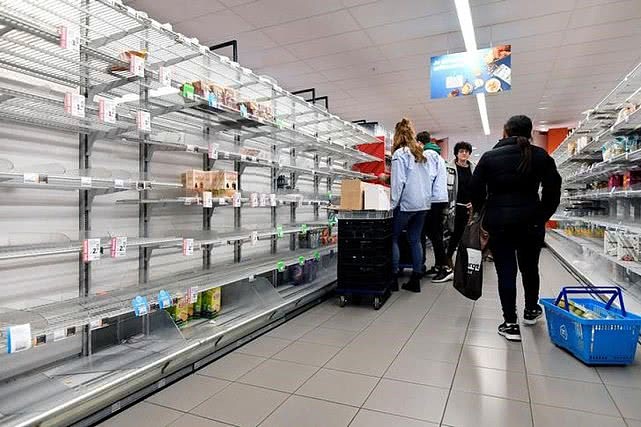 图片：荷兰超市物资被抢购一空。