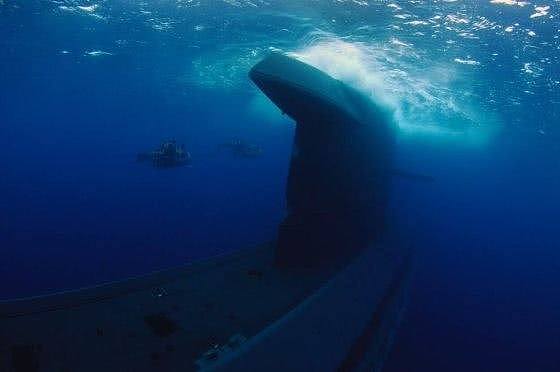 图片：在水下航行的“海豚”号常规动力潜艇。