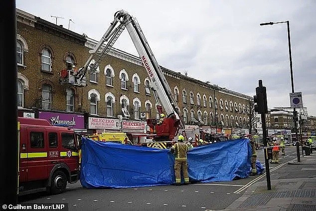 英国一疑似新冠患者过度肥胖，消防员竟用吊车把他移出公寓（组图） - 1