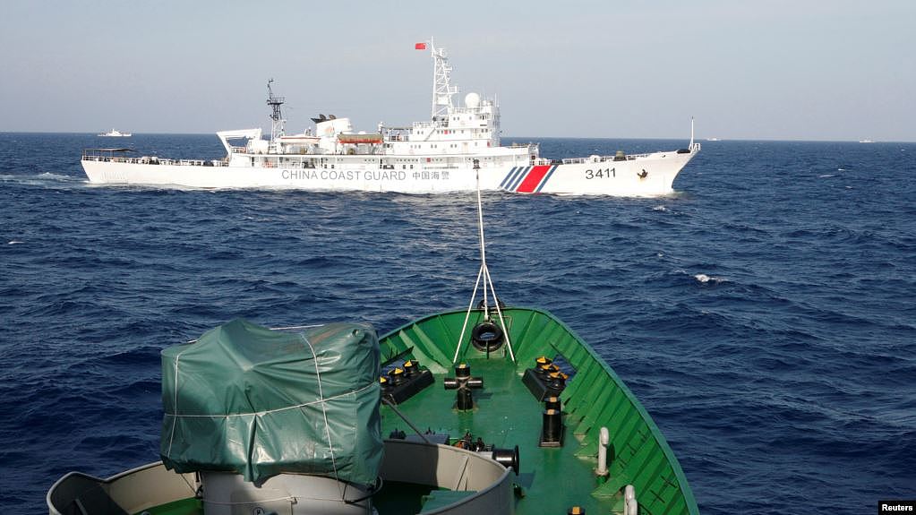 资料照：一艘越南海岸警卫队的船只在南中国海上看着一艘中国海岸警卫队的船只。
