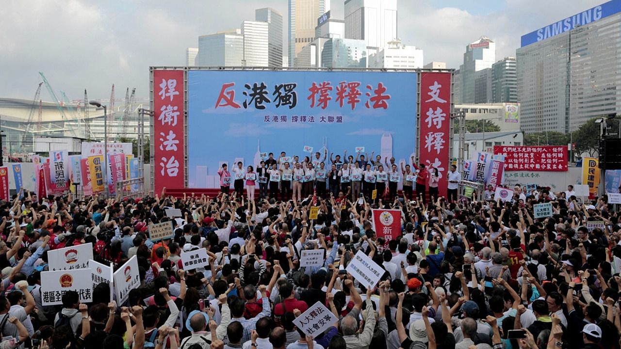 每次中国全国人大释法，都会在香港引发争议。图为2016年11月13日，一些港人举行集会，支持中国全国人大就立法会议员宣誓一事进行释法。（HK01）