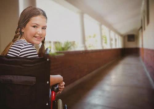 美国残障女孩坐在轮椅上被侵犯，腿部被生生折断，又是男护工！