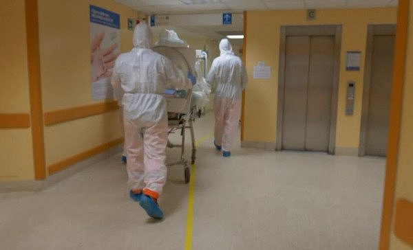 悉尼医院防护用品耗尽，一线医生“裸奔”抗疫！被迫自行前往Bunnings买口罩（组图） - 3