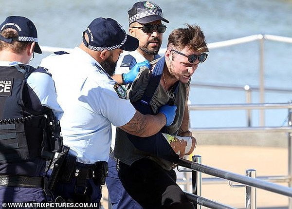 澳男无视禁令在Bondi海滩闲逛，被捕后朝警方咳嗽，扬言自己已确诊（组图） - 5