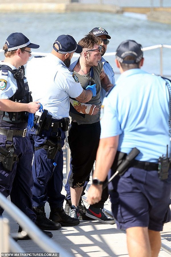 澳男无视禁令在Bondi海滩闲逛，被捕后朝警方咳嗽，扬言自己已确诊（组图） - 4