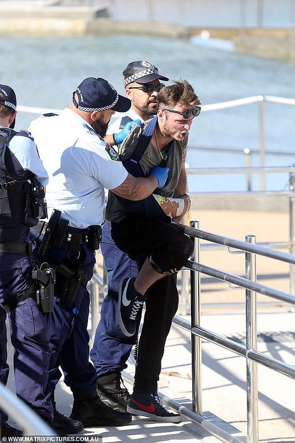 澳男无视禁令在Bondi海滩闲逛，被捕后朝警方咳嗽，扬言自己已确诊（组图） - 6