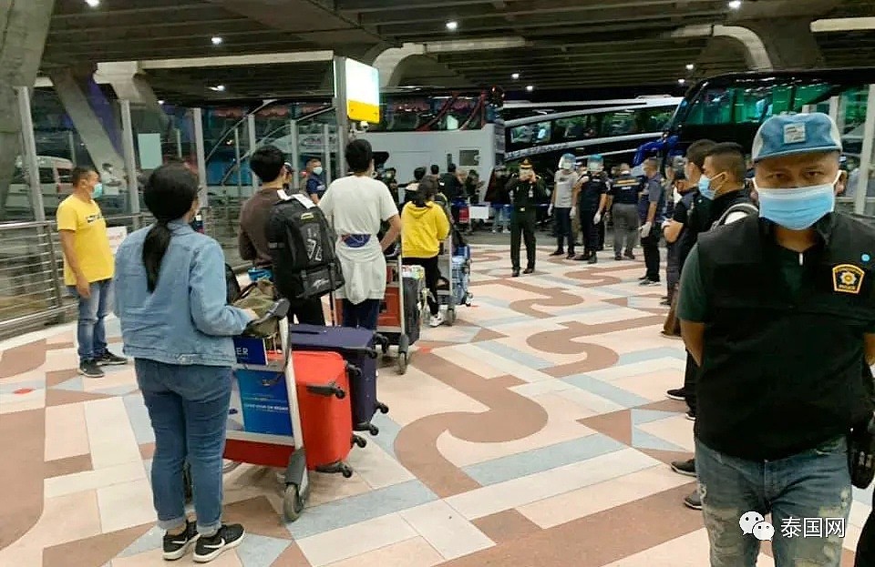 泰国又爆“逃离机场”？100多个人都管不住，机场乱成一窝蜂，防疫措施功亏一篑（组图） - 3
