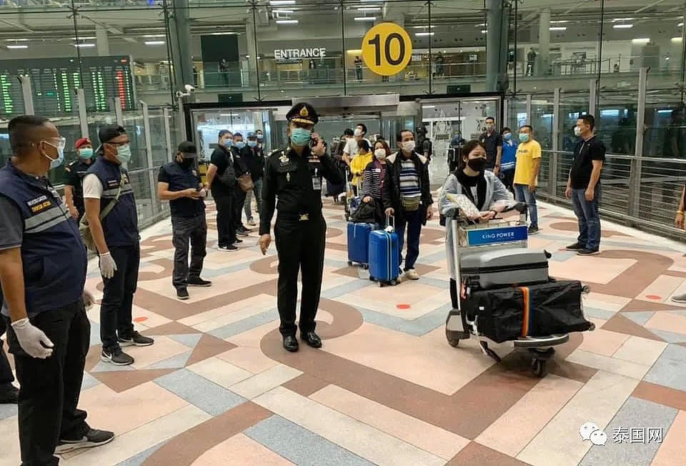 泰国又爆“逃离机场”？100多个人都管不住，机场乱成一窝蜂，防疫措施功亏一篑（组图） - 5
