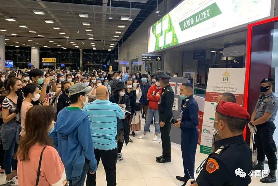 泰国又爆“逃离机场”？100多个人都管不住，机场乱成一窝蜂，防疫措施功亏一篑（组图） - 6