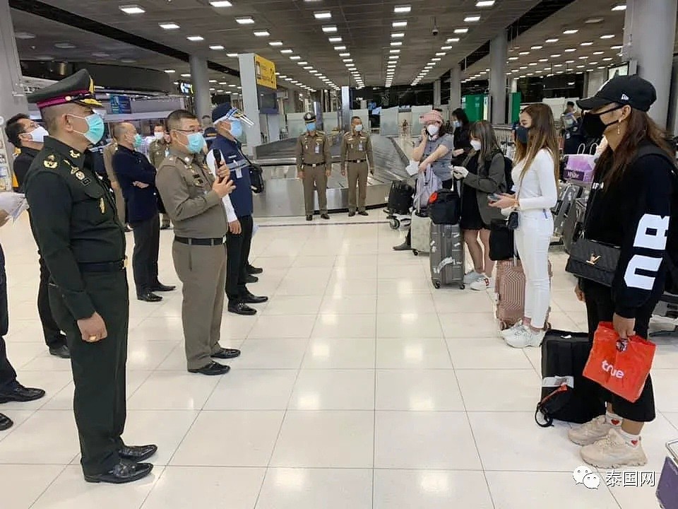 泰国又爆“逃离机场”？100多个人都管不住，机场乱成一窝蜂，防疫措施功亏一篑（组图） - 9