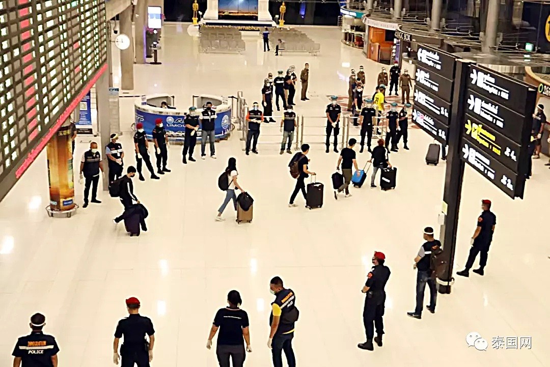 泰国又爆“逃离机场”？100多个人都管不住，机场乱成一窝蜂，防疫措施功亏一篑（组图） - 10