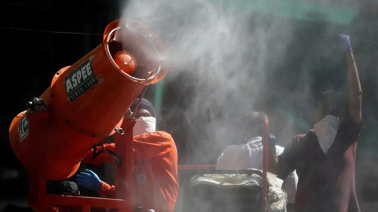 印度疫情下孟买 2020年4月4日 街头喷雾消毒 照片