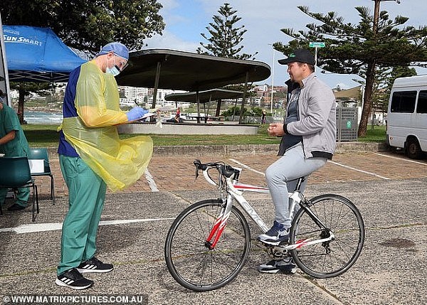 疫情引发恐慌，悉尼免下车检测站外排起长龙！还有人骑自行车排队，“害怕疫情爆发”（组图） - 12