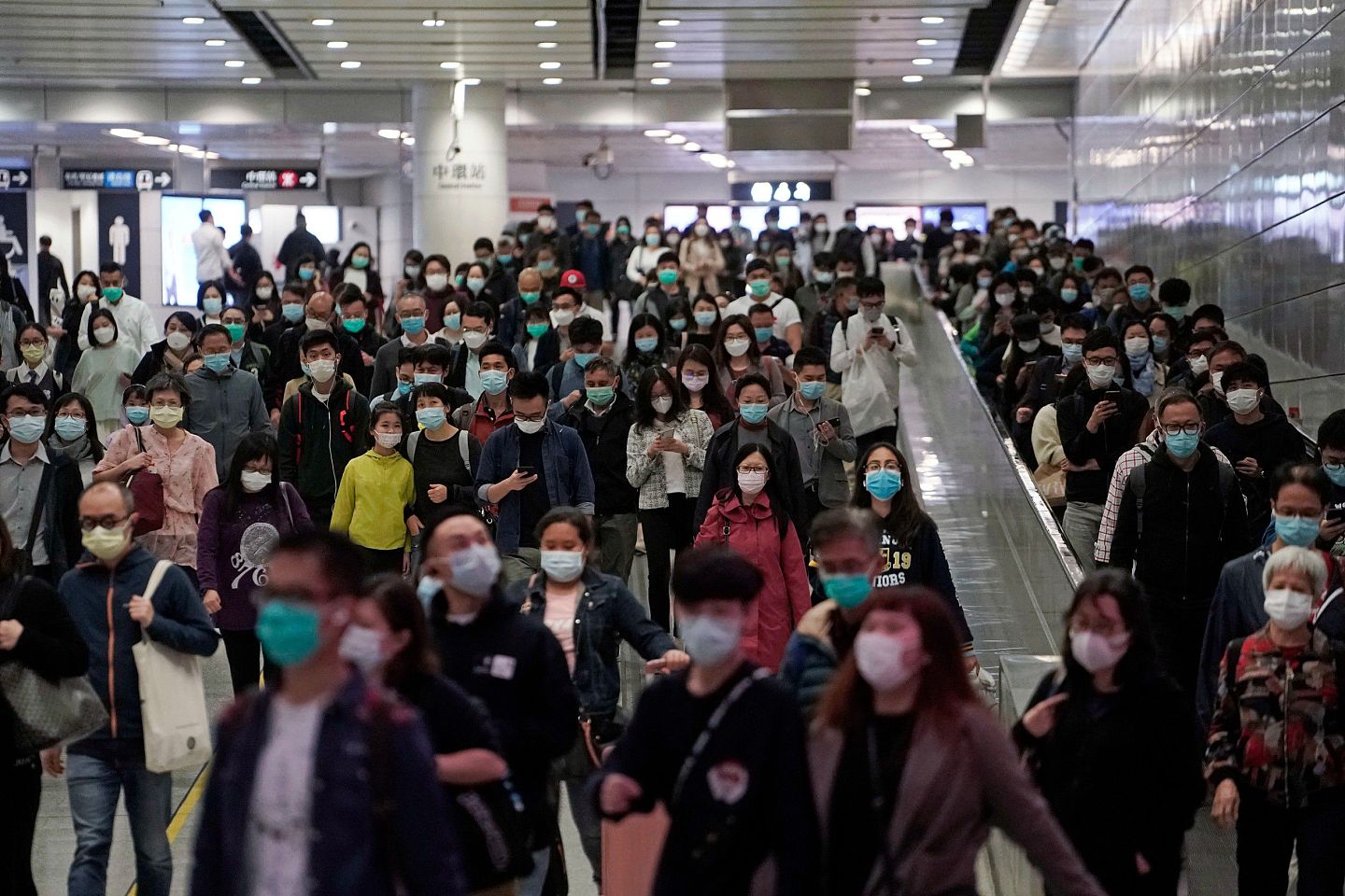 冷战崩解后，各地纷纷出现日常生活加速的情形。图为香港地铁站。（AP）