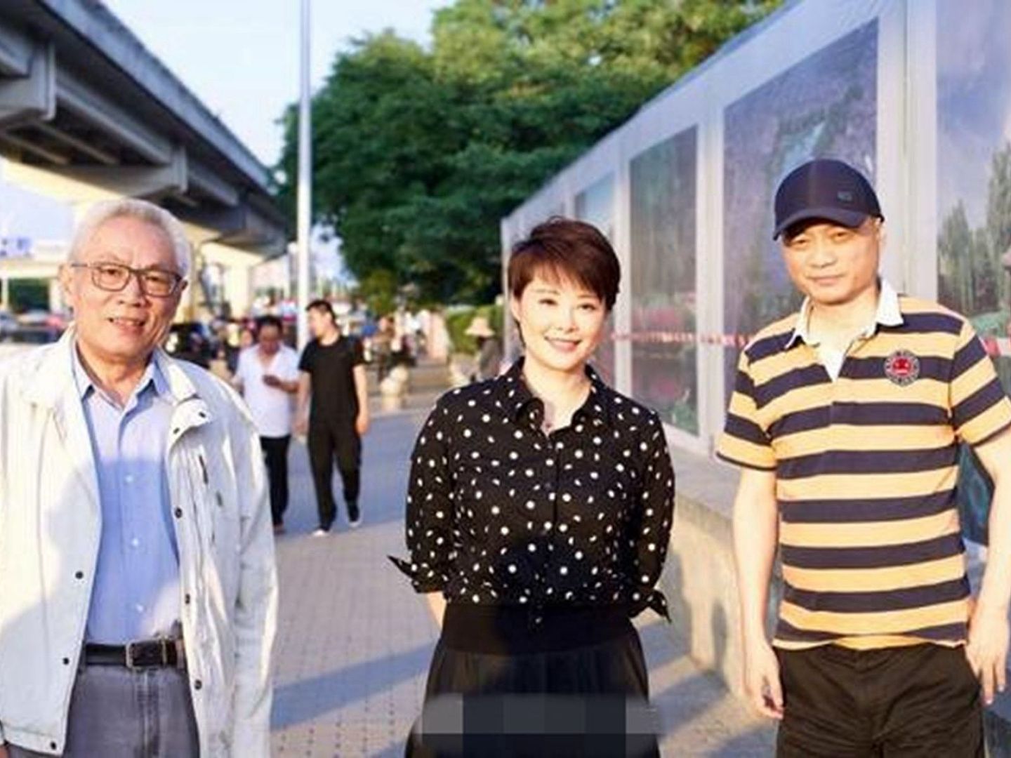 任志强（左一）与中国主持人崔永元等人的照片被曝光。（微博@演员任涛）
