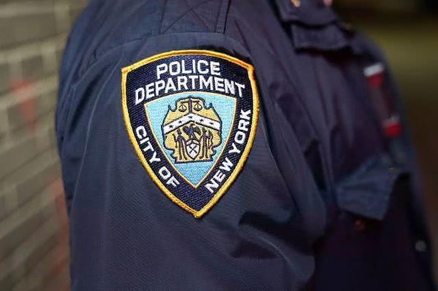 纽约市退休警官感染新冠不配合治疗，强行出院一小时后死在大街上