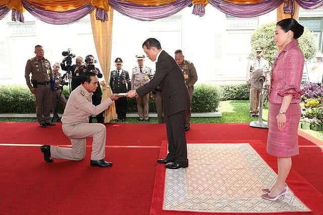 泰国国王躲德国传言后首露脸，罕见一天换两装，努力挽回王室形象