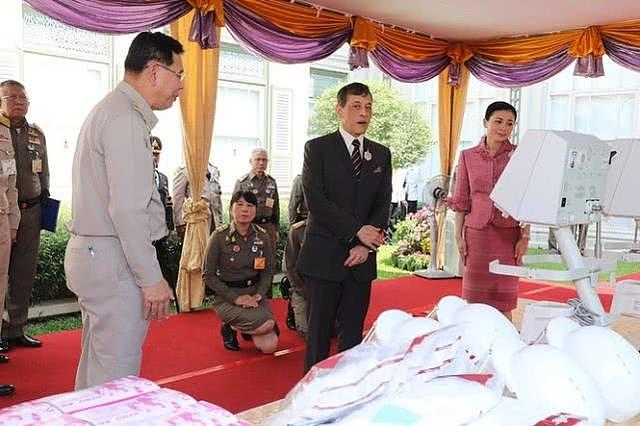 泰国国王躲德国传言后首露脸，罕见一天换两装，努力挽回王室形象