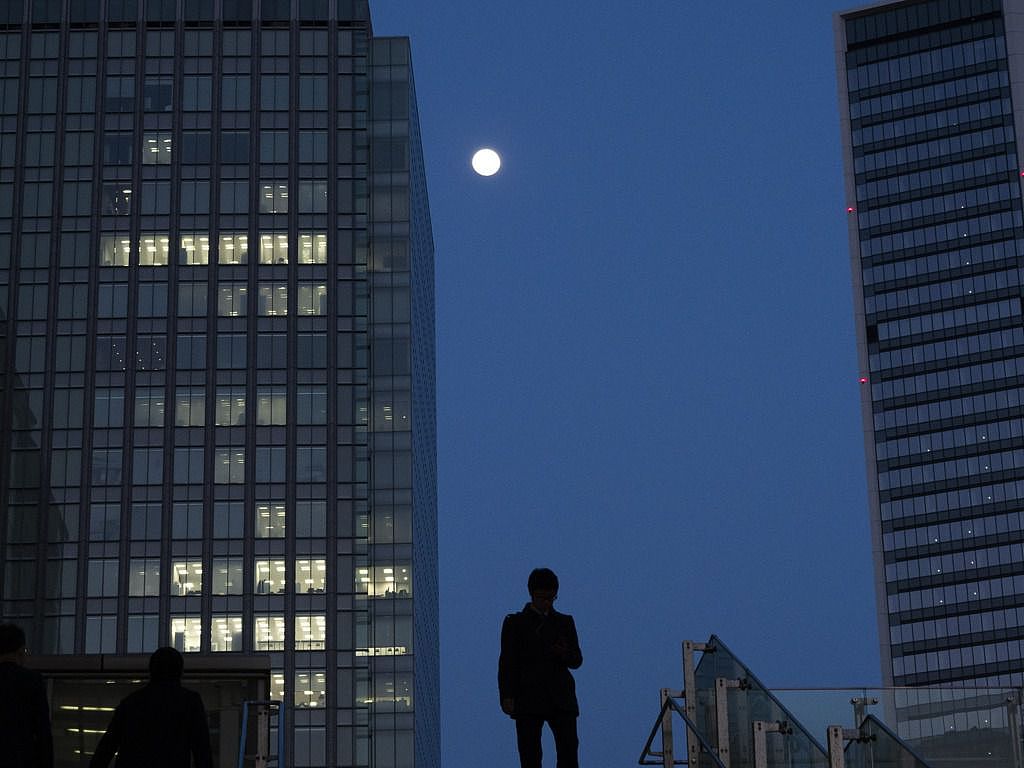 东京地区的日本企业职员仍习惯加班至深夜的工作与生活方式。甚至疫情也不能打断他们加班。（美联社）