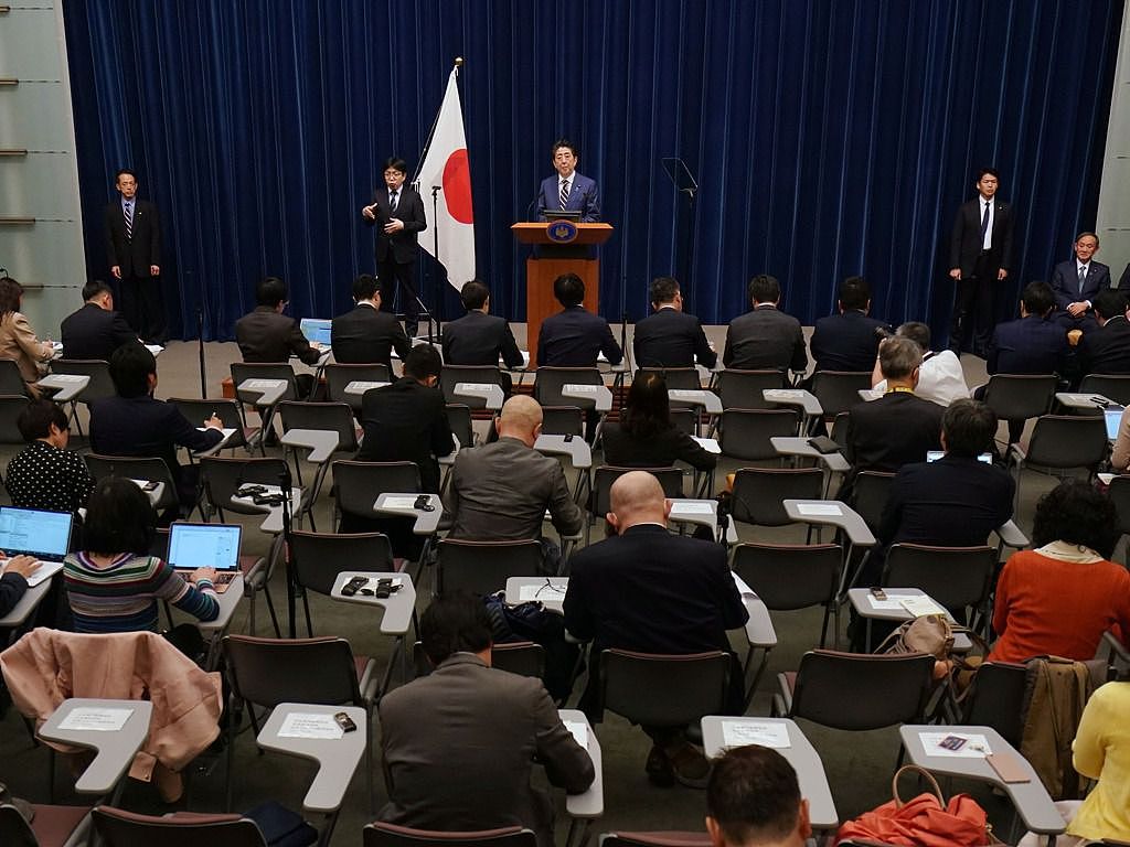 对日本新闻界来说，安倍当局的很多政策其实都很眼熟，它们都带着日语“要请”一词，该词意即非强制性的请求。（美联社）
