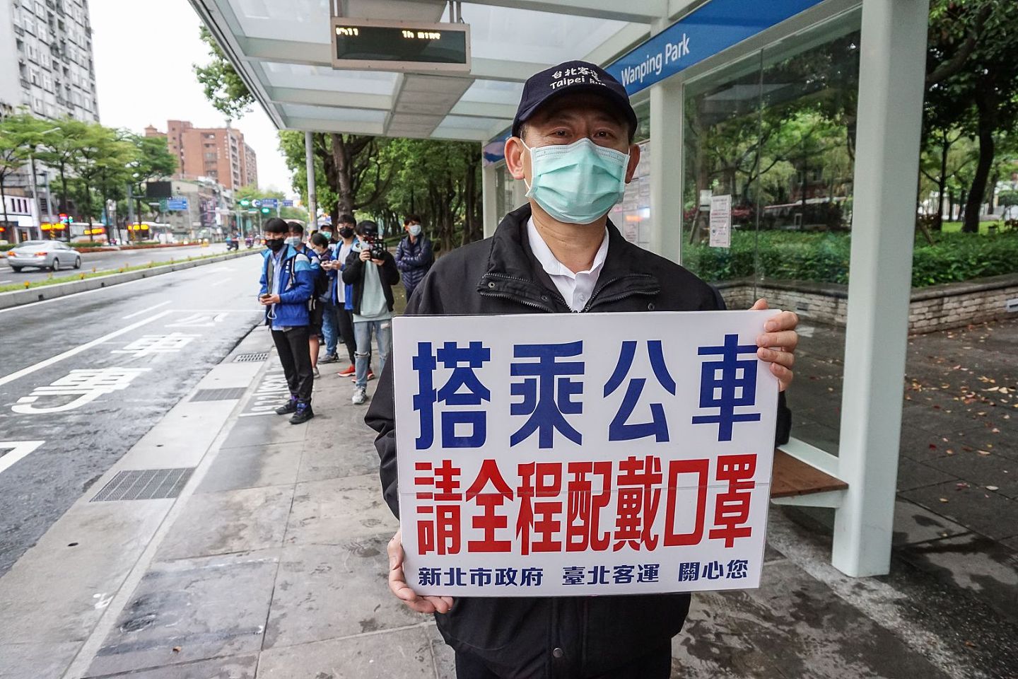 台湾政府规定民众搭乘大众运输工具需戴口罩。（洪嘉徽／多维新闻）