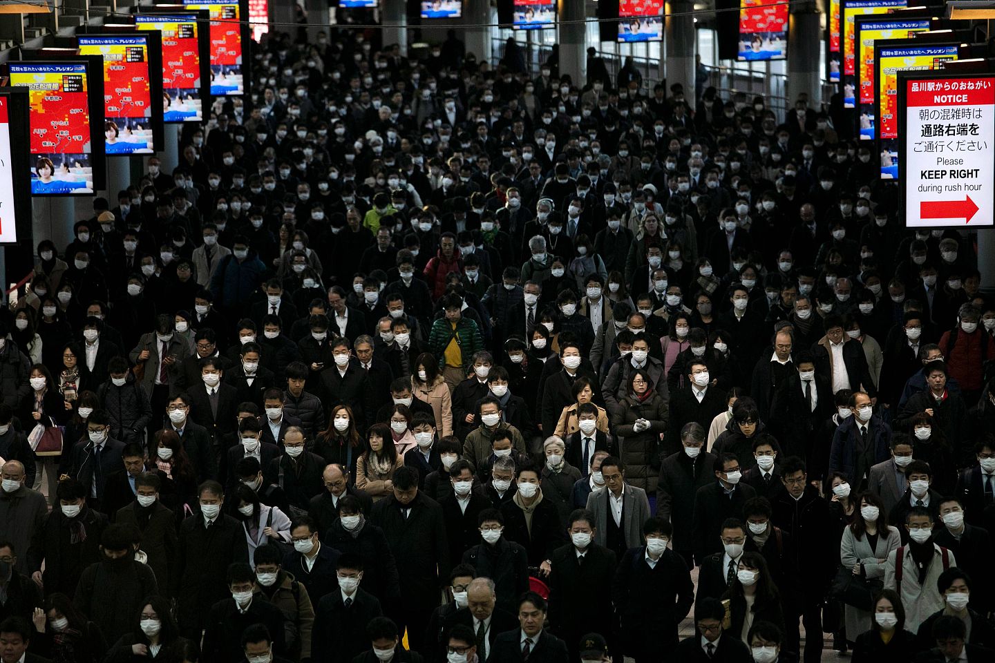 几乎人人皆戴口罩的日本东京品川站。（AP）