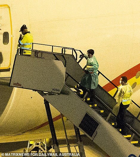 武汉解封后首架直飞航班抵达悉尼，载有90吨医疗物资！6名机组成员将自我隔离（视频/组图） - 12