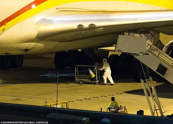 武汉解封后首架直飞航班抵达悉尼，载有90吨医疗物资！6名机组成员将自我隔离（视频/组图） - 13