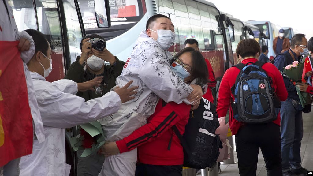 武汉解封后，吉林省医护人员4月8日在武汉天河机场与同事告别。