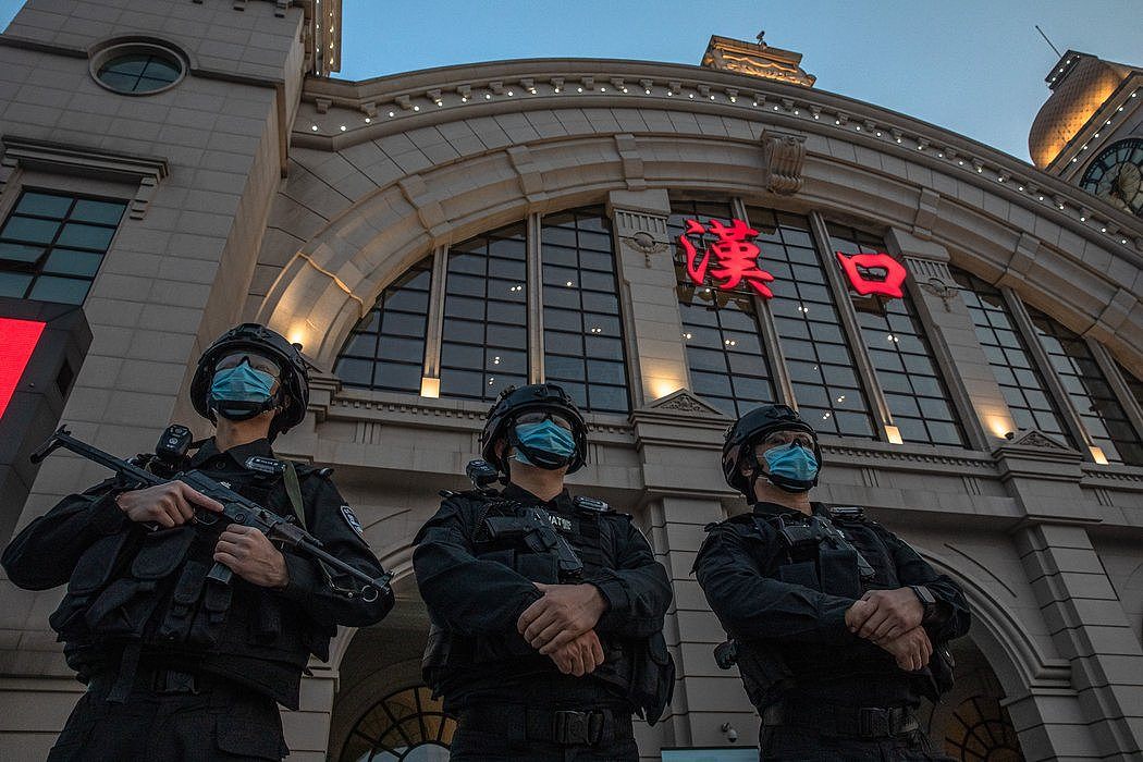 周三，在武汉火车站执勤的警察。