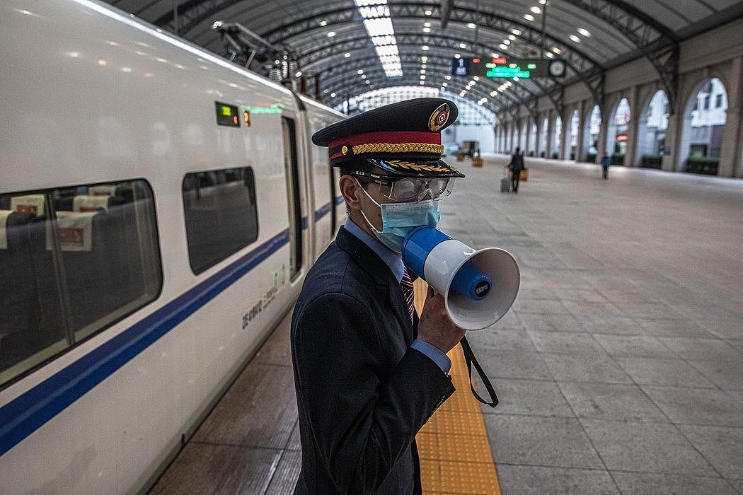 周三解除封城后，首列离汉列车。