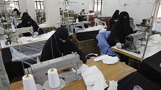 疫情之下，赶制口罩的中东国家女工人。（AP）