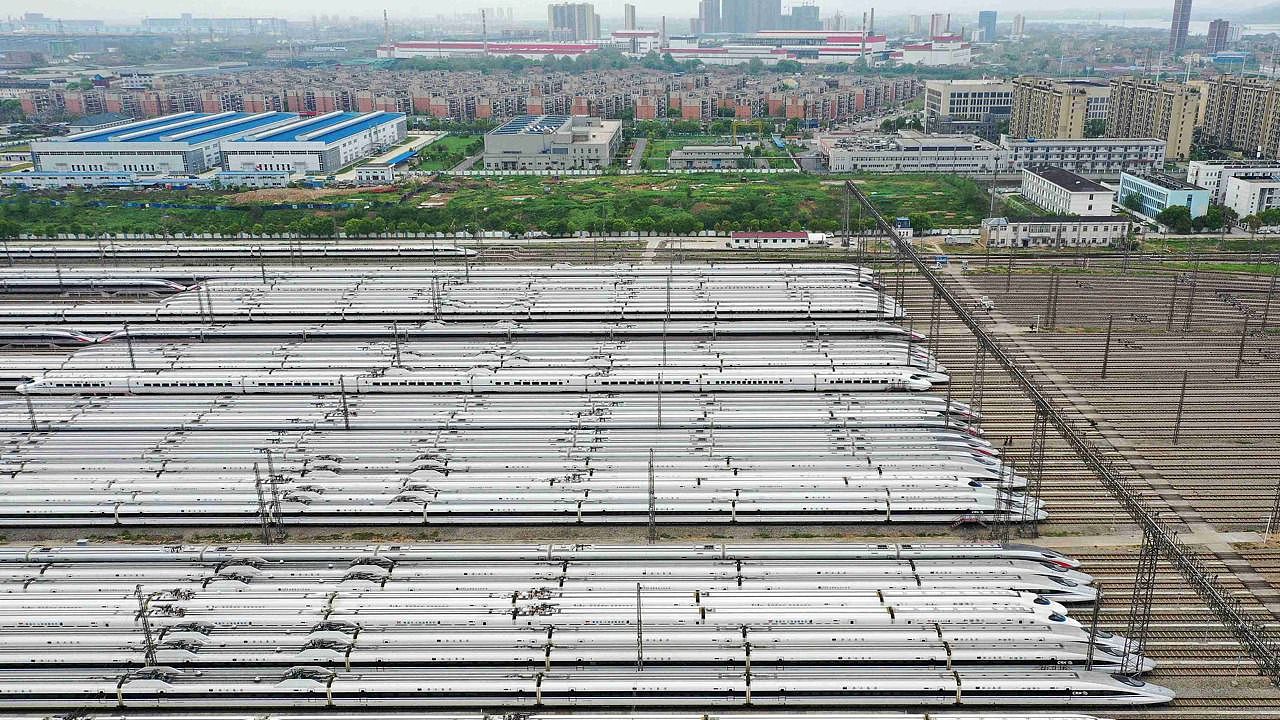 中国湖北武汉市将于4月8日起解除封控措施。图为武汉高铁动车组整装待发。（新华社）
