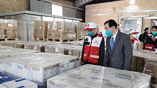 3月25日工作人员查看中国援助伊朗的医疗物资。（新华社）