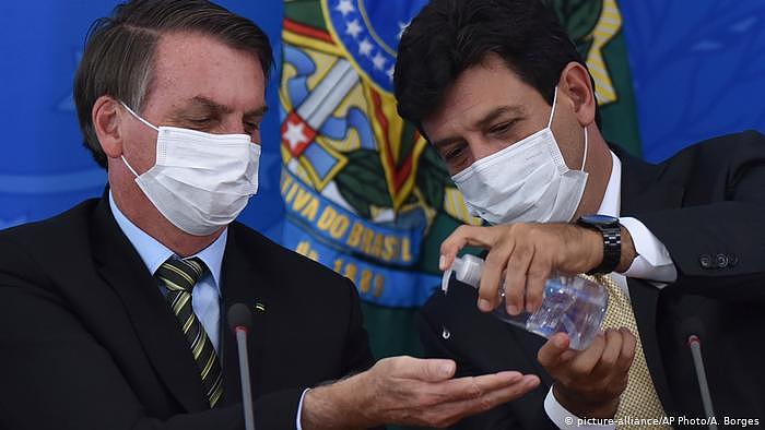 Corona Auswirkungen weltweit | Brasilien | Jair Bolsonaro und Luiz Henrique Mandetta (picture-alliance/AP Photo/A. Borges)