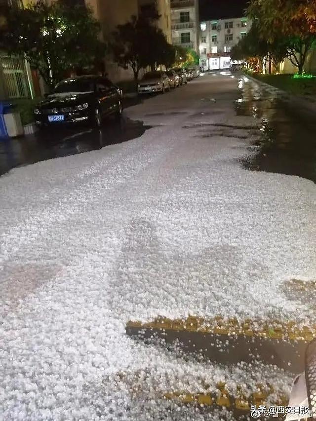 昨夜，陕西商洛多地突降暴雨冰雹，街道变冰河～