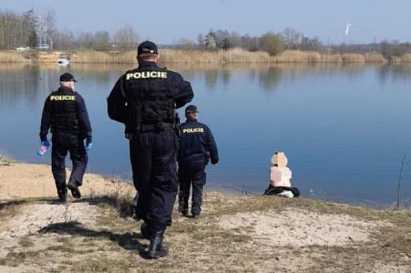 “裸体可以，必须戴口罩！”捷克警方与裸体日光浴者对峙（组图） - 2