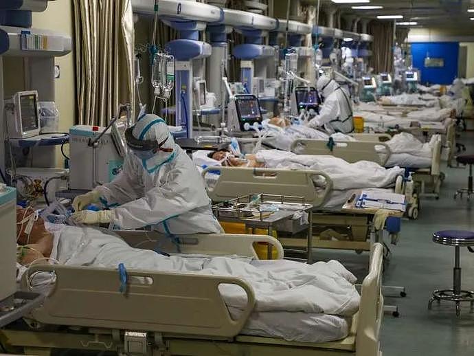 英国NHS下辖医院面临极大的接诊压力，多数医院的ICU超负荷运转。/The Independent