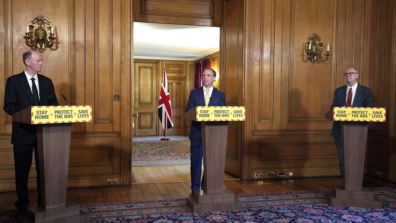 英国政府首席医学官克里斯·惠蒂（左）、外交大臣拉布（中）和首席科学顾问帕特里克·瓦兰兹（右）4月7日出席新闻发布会。（AP）