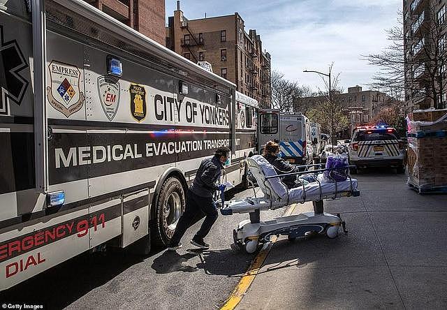 纽约医院转运病人画面曝光：大巴车上空间狭窄，病人住“上下铺”