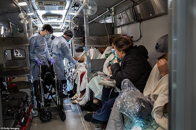 纽约医院转运病人画面曝光：大巴车上空间狭窄，病人住“上下铺”