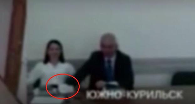 俄一市长为当众摸女副市长大腿公开道歉，当地议员选择“原谅”：他们只是聊得太激动了