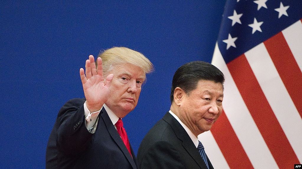 美国总统唐纳德·特朗普(左)和中国国家主席习近平离开北京人民大会堂举行的商界领袖活动（2017年11月9日）。