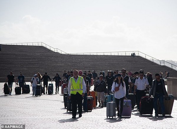 又一邮轮被曝光曾带病停靠悉尼，近3000人已下船，已有98例确诊1人病亡（组图） - 3