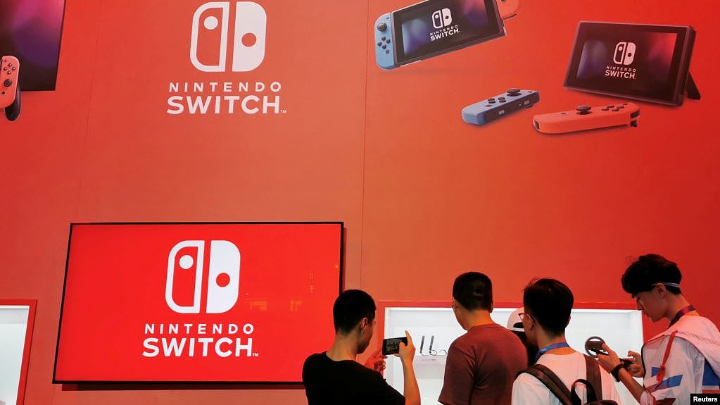 在中国上海举行的中国数字娱乐博览会任天堂Nintendo Switch展位上的参观者。（2019年8月2日）