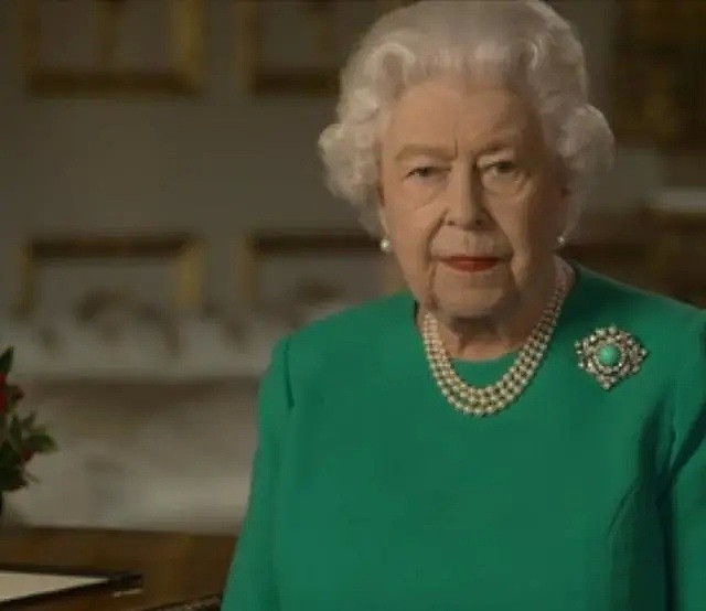 英国女王发表全国讲话，口红颜色和胸针透露重要信息（组图） - 1