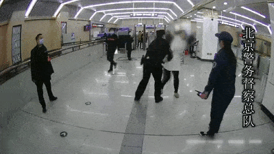 男子不戴口罩被劝说后“受刺激”，直接掏出50厘米砍刀，北京警察再次出手，网友惊呆了（视频/组图） - 1